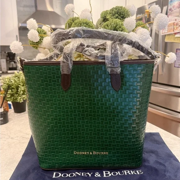 Dooney & Bourke woven Liliana tote with matching wristlet - Picture 2 of 12